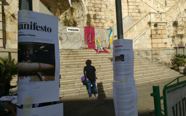 Scene di guerra in piazza Costituzione a Cagliari: missili e finti feriti contro la guerra e la produzione di armi in Sardegna