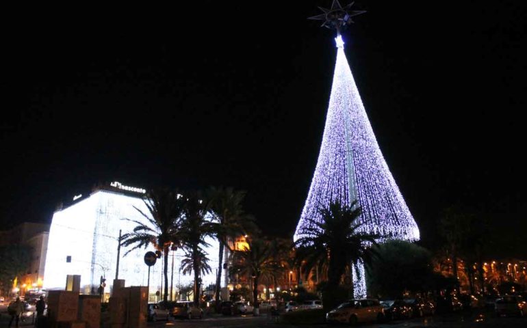 Le foto. Cagliari talmente bella per Natale che a Sassari si organizzano dei tour in bus per andare a vedere i mercatini