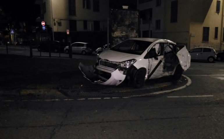 Via della Pineta. Scappa dopo aver provocato incidente ma finisce “ruote all’aria”.