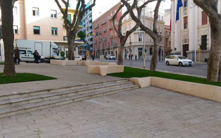 Nuove panchine in piazza Gramsci: piaceranno ai cagliaritani?