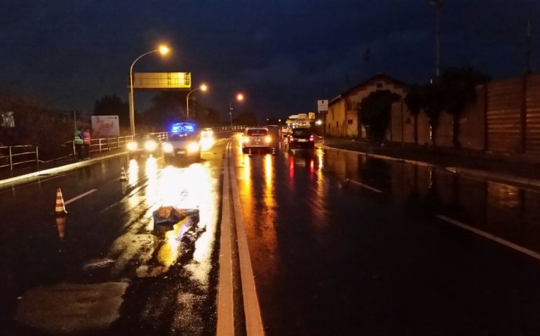 Via Riva di Ponente. Taxi investe pedone, ma il colpo mortale lo ha dato un secondo mezzo