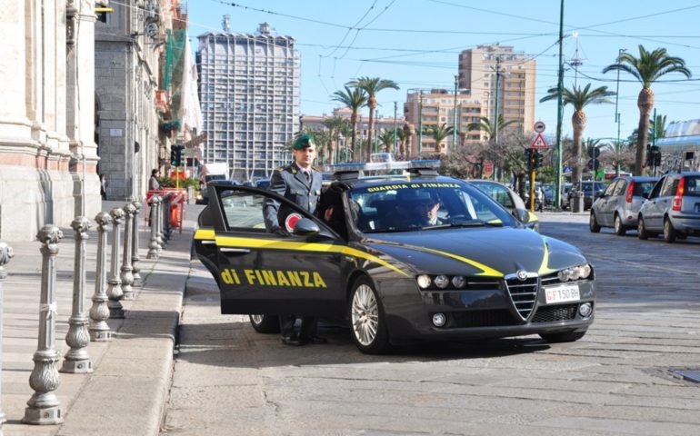 Scoperto il furbetto del cartellino. Diceva di lavorare e invece andava in piscina: interdetto dai pubblici uffici un 49enne