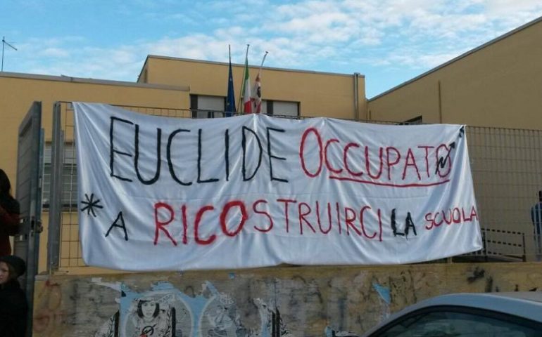 “La nostra scuola fa acqua da tutte le parti”. Gli studenti dell’Euclide occupano l’istituto