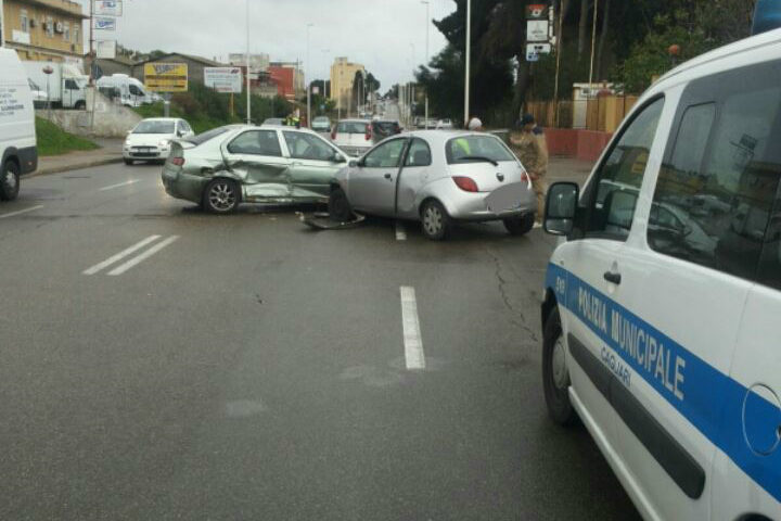 Incidente stradale in viale Elmas: un’Alfa Romeo 147 sperona una Ford Ka, un ferito