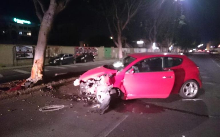 Scontro tra due auto in Viale Colombo. Ferita una delle due conducenti