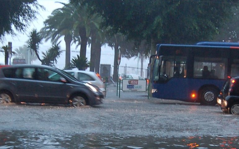 Allerta meteo in mezza Sardegna: scuole chiuse a Cagliari e Hinterland ma anche a Iglesias, Carbonia e Sant’Antioco