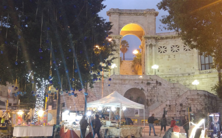 La foto. Creativi e lavori fatti a mano davanti al Bastione: il mercatino natalizio in Piazza Ravot