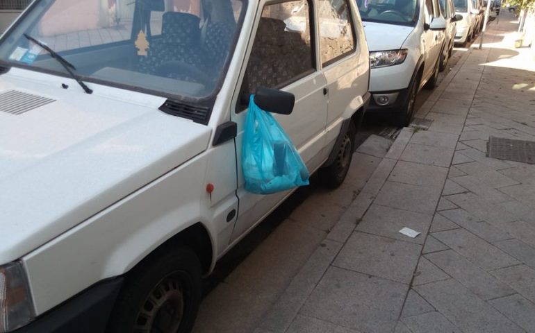 Sacchetti dell’immondizia appesi allo specchietto dell’auto: lo “stalker” di Selargius