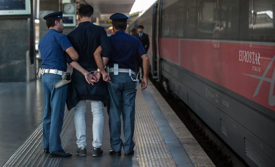 Calci a pugni agli agenti della Polfer. Marocchino in carcere