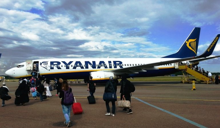 La svolta in negativo di Ryanair: da aprile pagano anche i bambini piccoli