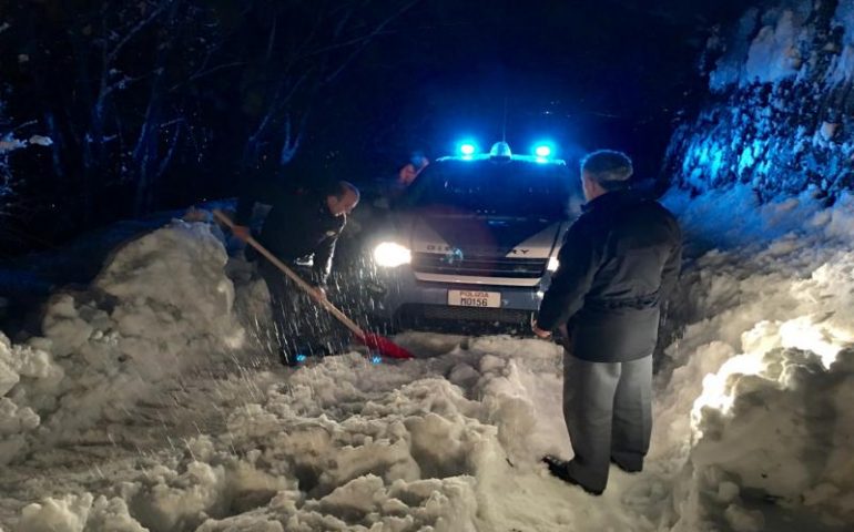 Gli agenti della polizia stradale di Cagliari in aiuto alle genti colpite dal terremoto e dalle forti nevicate