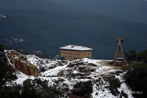 La foto. Montevecchio, Albergo Sartori sotto la neve visto da Polveriera in uno splendido scatto di Antonello Cocco