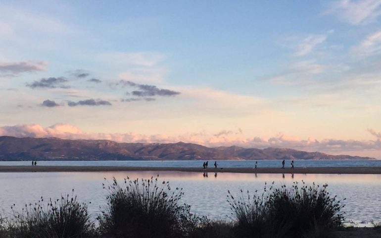 Le foto dei lettori. Passeggiata al Poetto dopo una forte mareggiata. Scatto di Silvia Giaccu