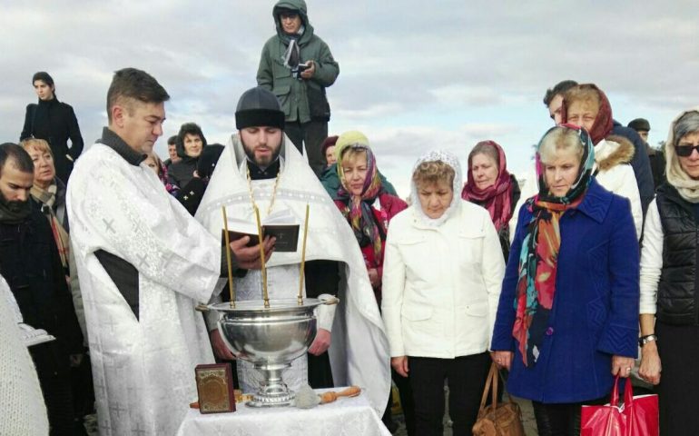 La comunità cristiano-ortodossa di Cagliari celebra l’Epifania. In duecento al rito della benedizione delle acque a Sant’Elia