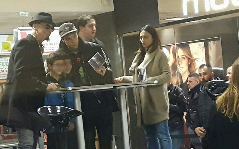 Fan in delirio per i rapper J-Ax e Fedez all’Auchan di Santa Gilla. I due rapper hanno presentato il loro nuovo disco