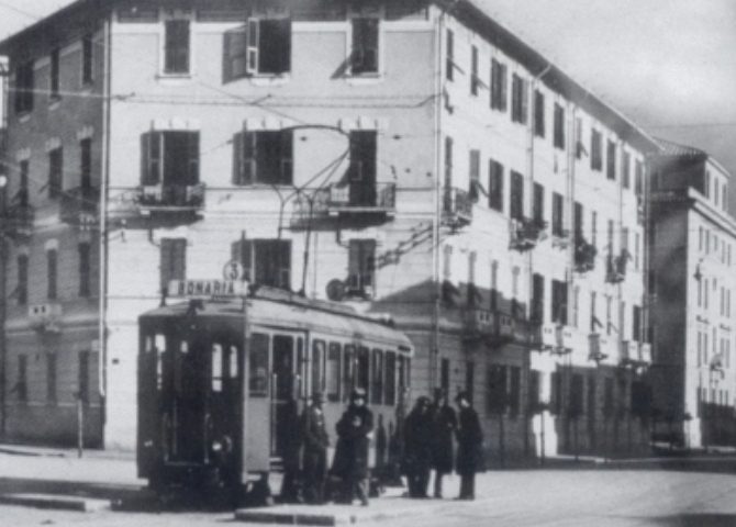La Cagliari che non c’è più: il tram numero 3 che andava da piazza San Benedetto a Bonaria in una foto dei primi anni Quaranta