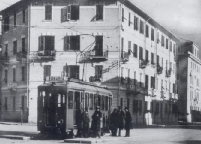 La Cagliari che non c’è più: il tram numero 3 che andava da piazza San Benedetto a Bonaria in una foto dei primi anni Quaranta