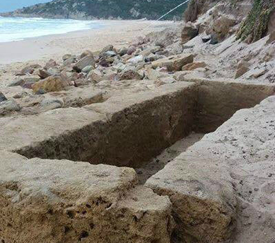 Il parere dello studioso Carlo Tronchetti dopo la mareggiata che ha restituito una tomba punica a Chia: “Lì sotto c’è ancora tantissimo da scavare e da scoprire”