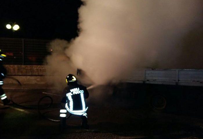 Incendio a Villamar, distrutto il furgone di un anziano imprenditore