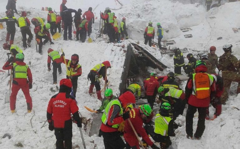 All’Hotel Rigopiano da oggi sono operativi sei tecnici sardi: si tratta di due esperti di elisoccorso e quattro specialisti del Soccorso Alpino