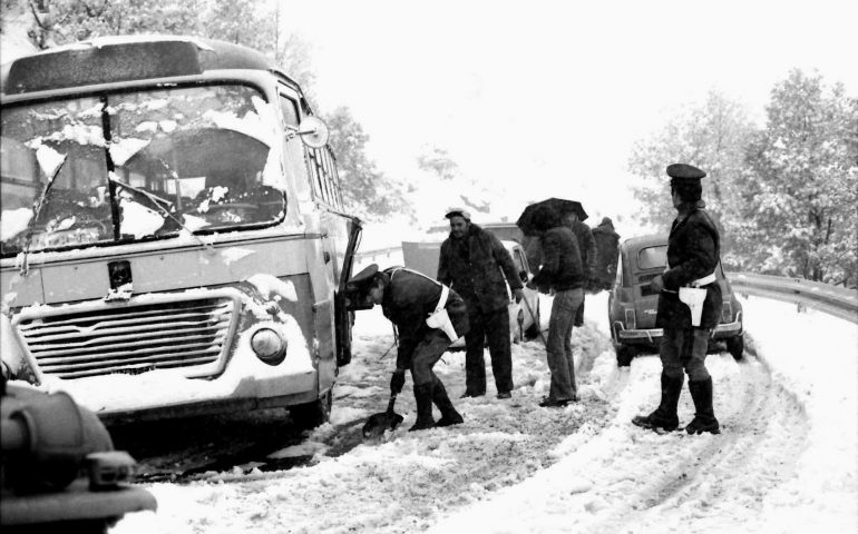 La foto. Neve in Sardegna: strada Nuoro-Fonni, 30 dicembre, 1978: la polizia soccorre un pullman bloccato sotto la neve