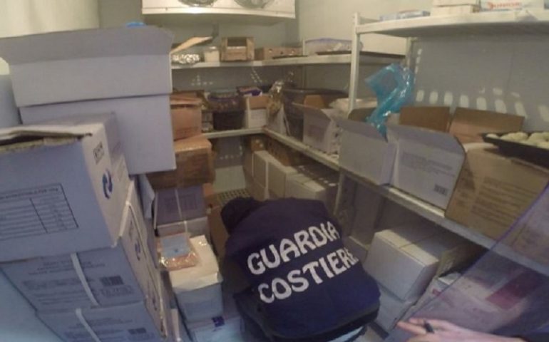 Violazione norme igieniche e cattiva conservazione dei prodotti ittici: alimenti sotto sequestro in un ristorante del centro di Cagliari