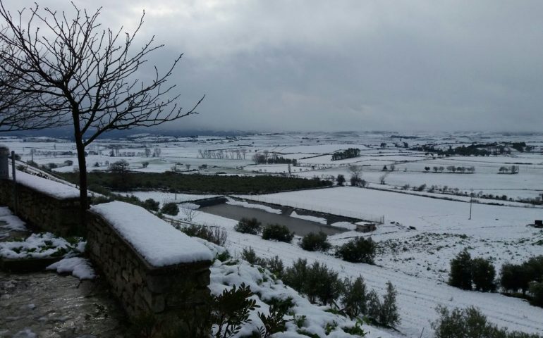 Sardegna nella morsa del gelo. La neve arriva alle porte di Cagliari.