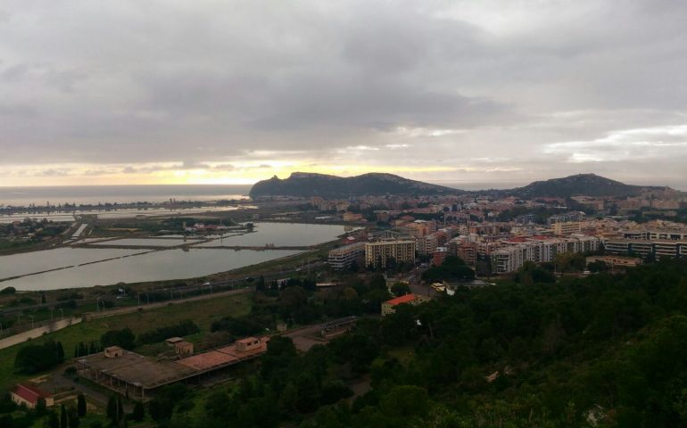 Galleria fotografica: Cagliari vista da Monte Urpinu. Il cielo plumbeo e le piogge danno un fascino irreale alla città