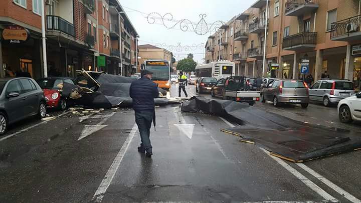 Disagi per il forte vento di scirocco. Crollano alberi e forti mareggiate