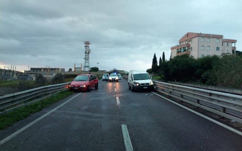 Scontro tra due auto sulla 131, direzione Sassari. Ferito uno dei conducenti