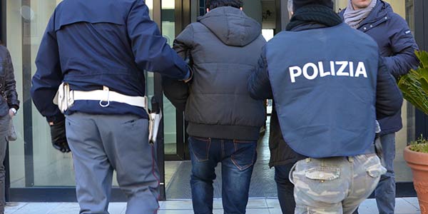 Pregiudicato di Cagliari arrestato dalla Poliza nella sua casa di Is Mirrionis mentre maltratta la compagna