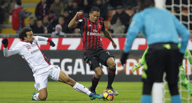 Un buon Cagliari si arrende solo nel finale al Milan. Decide una rete di Bacca, rossoblù combattivi