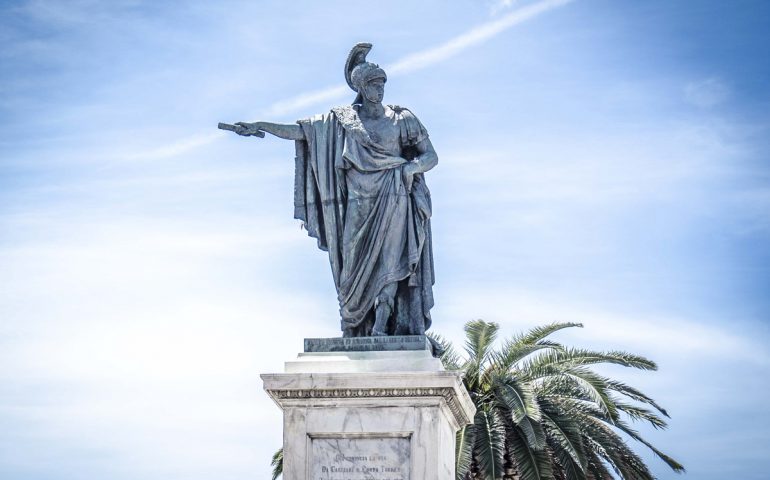 Una petizione per spostare la statua di Carlo Felice “tiranno ed emblema del colonialismo in Sardegna”
