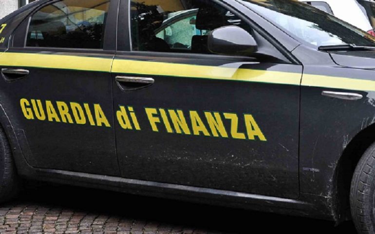 Quasi una tonnellata di marijuana sequestrata dalla Finanza in due serre tra Roma e il cagliaritano: un arresto e due fermi