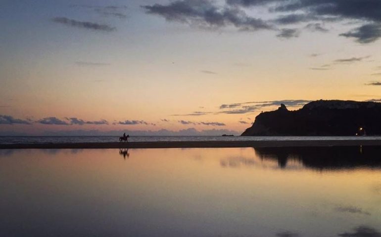 La foto dei lettori. Uno splendido tramonto al Poetto in uno scatto di Silvia Giaccu