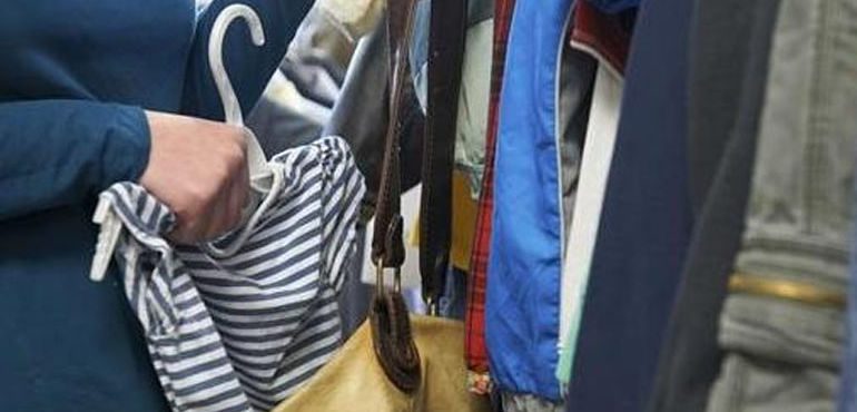 Cagliari, ruba vestiti in un negozio del centro mentre si trova ai domiciliari: 22enne in arresto