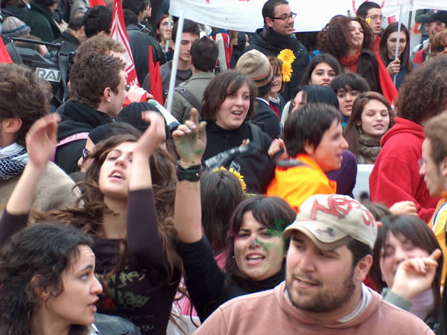 Case dello studente “a pezzi”, domani studenti in piazza