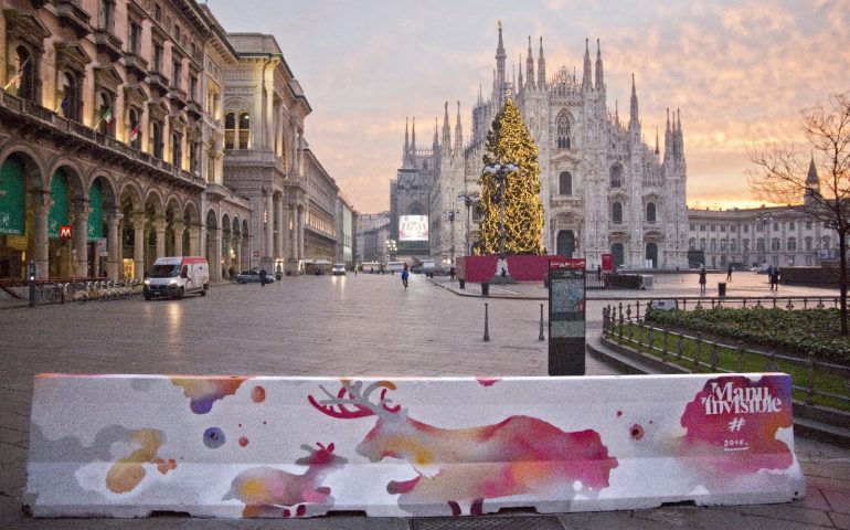 La street art di Manu Invisible per decorare e ‘proteggere’ Piazza Duomo a Milano