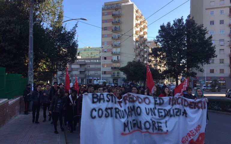 Per una scuola e un’edilizia scolastica migliori: gli studenti medi cagliaritani gridano tutta la propria rabbia per le vie della città