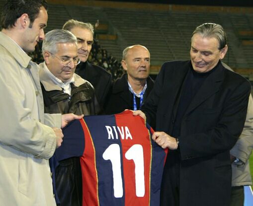 Accadde oggi. 9 febbraio 2005 Gigi Riva ritira la maglia numero 11 allo stadio Sant Elia Cagliari Vistanet