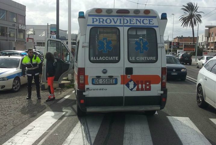 Cagliari, ambulanza in servizio investe giovane sulle strisce. La 14enne è stata trasportata al Brotzu in codice rosso