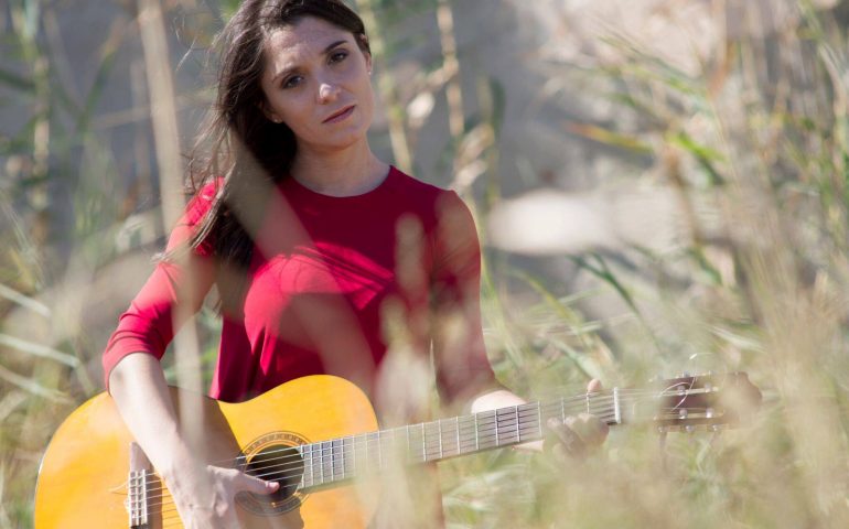 La cantautrice cagliaritana Chiara Effe aprirà i concerti del tour sardo del cantautore Dente