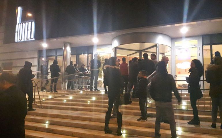 In serata l’arrivo della Juventus al THotel: i tifosi cagliaritani dei bianconeri in attesa dei propri beniamini