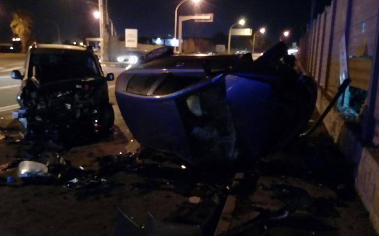 Cagliari, incidente in viale La Playa, un’auto si ribalta e sfonda il muro delle Ferrovie, un ferito non grave