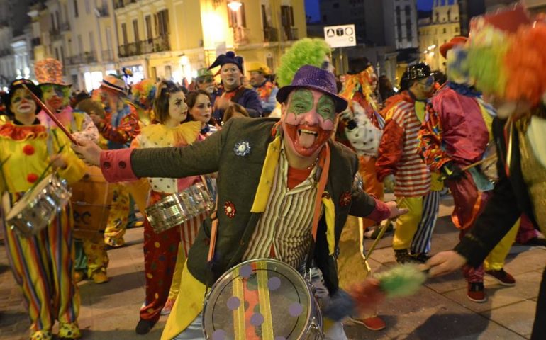 “Cambara, cambara e maccioni”, l’ultima ratantira sfila in via Garibaldi (VIDEO)