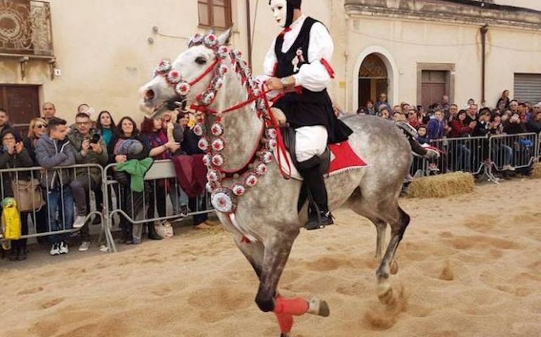 In Centomila alla Sartiglia di Oristano: le rigorose misure di sicurezza non hanno scoraggiato la voglia di festa