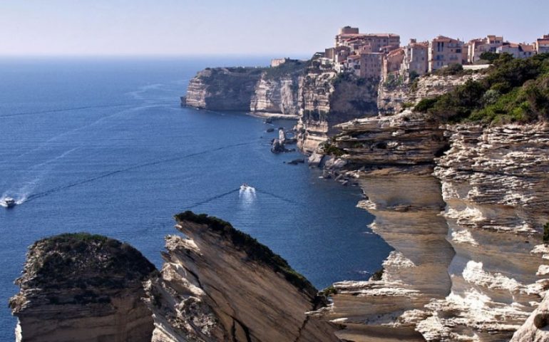 Sardegna e Corsica sempre più vicine: firmata ad Ajaccio un’intesa sulla continuità territoriale