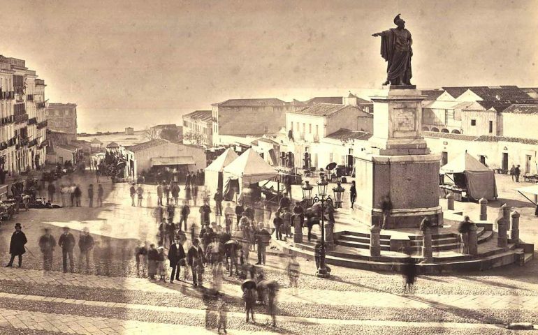 Non tutti sanno che la statua di Carlo Felice dovrebbe indicare la strada per Porto Torres ma è stata sistemata al contrario