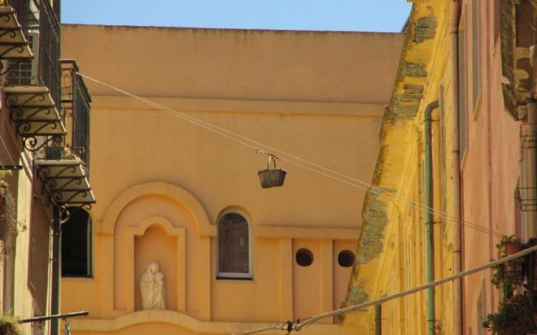 E intanto a Cagliari. “Il cestino viaggiatore”, mezzi di trasporto alternativi tra i palazzi della Marina