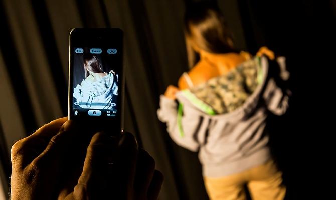 Un video pornografico che ritrae una ragazzina di Cagliari gira da ieri fra le chat di whatsapp. L’allarme del direttore dell’Ifos Luca Pisano